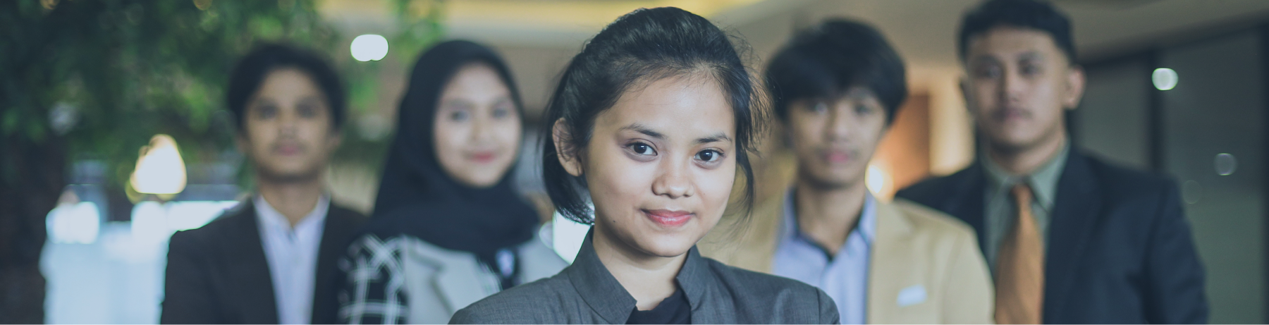 Advanced Leadership Development Program perusahaan - tim eksekutif muda berpose bersama setelah sesi leadership intensif