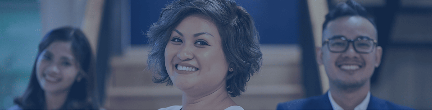 Corporate services: tim profesional perusahaan tersenyum puas setelah menerima layanan konsultasi dan coaching berkualitas