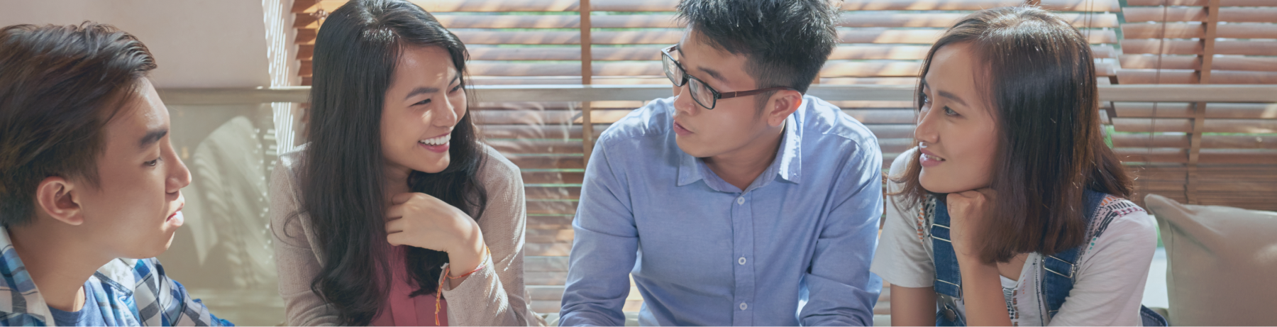 Sertifikasi Coaching Profesional terakreditasi di Indonesia - kelompok profesional muda Asia tersenyum bahagia saat mengikuti pelatihan dan sertifikasi coaching untuk menjadi coach bersertifikat