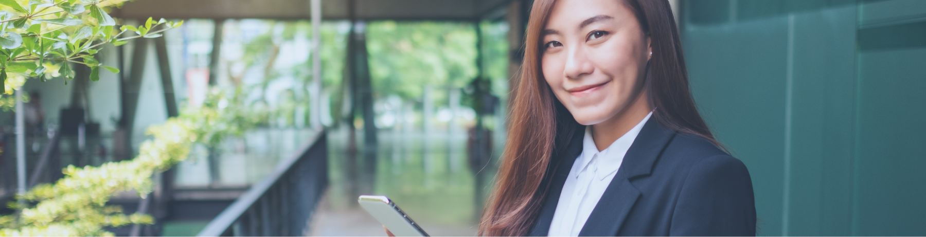 Profesional wanita menggunakan Visecoach, AI-powered people development platform, untuk pengembangan diri di lingkungan kerja modern.