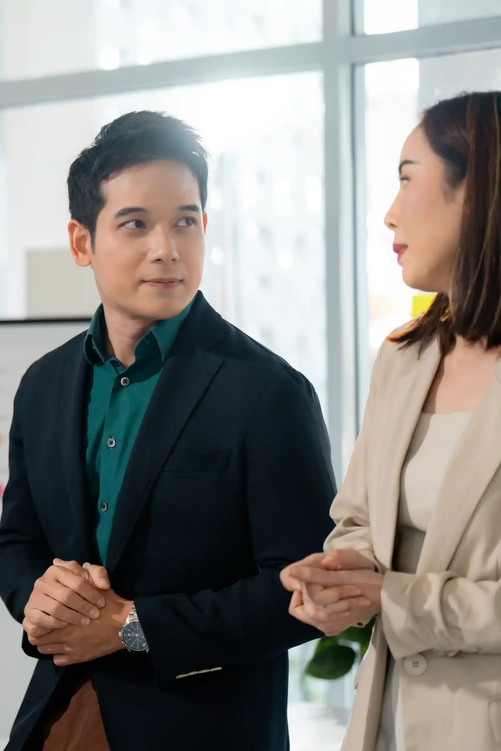 Apakah Organisasi Anda Menghadapi Tantangan dalam Kepemimpinan dan Kinerja? Apakah Organisasi Anda Menghadapi Tantangan? Ilustrasi diskusi profesional untuk solusi kepemimpinan dan kinerja tim