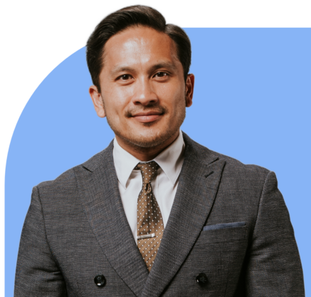 Potret profesional pria berjas sebagai simbol leadership excellence dalam dunia bisnis dan kepemimpinan.