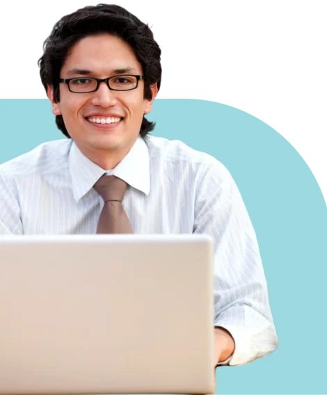 Profesional muda pria bekerja dengan laptop, mencerminkan strategi people development yang terintegrasi di lingkungan kerja modern.