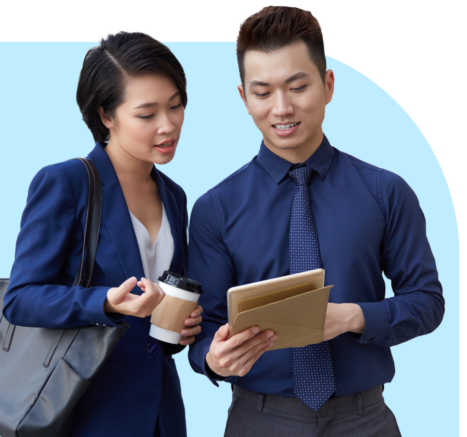 person16 Seorang profesional pria tersenyum dalam sesi coaching di luar ruangan, merepresentasikan semangat Personal Excellence dalam dunia kerja.